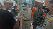 Antisipasi Penyebaran virus Covid-19 di Wilayah Binaan, Babinsa Koramil 02/TB Bersama Lurah Pekojan Bagikan Masker