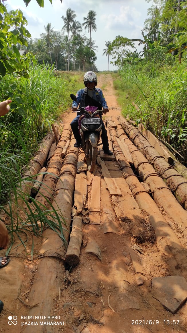 Tampak pengendara roda dua kesulitan melintasi jembatan. Foto : Arir