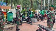 Babinsa Gambir Dan Pasukan BKO Lakukan Patroli Terapkan Prokes di Halte Wilayah Gambir