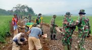 Karya Bakti Yonif Raider 323 Kostrad Bersama Dengan Masyarakat Desa Batulawang