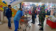 Babinsa Koramil 03/Teluk Pucung Bersama Personil BKO Ingatkan Pengunjung Dan Pengelola Mall Untuk Meningkatkan Prokes