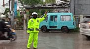 Diguyur Hujan, Personil Sat Lantas Polres Gowa Tetap Berikan Pelayanan Prima Untuk Urai Kemacetan