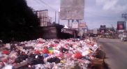 Dinas Terkait Jangan Tutup Mata, Tumpukan Sampah Mengundang Bau Tak Sedap di Pusat Kota Kec Sei Tebelian Kab Sintang