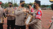 Kapolda Aceh Serahkan Penghargaan Kepada Empat Ratus Lebih Personel Jajaran Polda Aceh