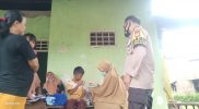 Berjalan Kaki, Tim Vaksinator Bersinergi Bhabinkamtibmas di Gowa Door To Door Ke Rumah Warga