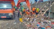 Koramil 05-Cilincing Karya bakti Hari Ke 14 Bersih Bersih Sampah di Pesisir Pantai Kalibaru