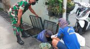Pelihara Lingkungan Tetap Nyaman, Babinsa 02/Penjaringan Ajak Anggota Sudin Tata Air Bersihkan Got