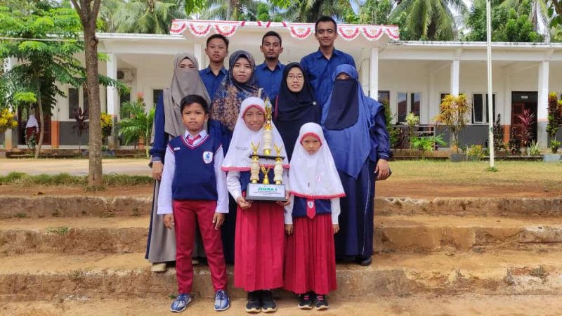 Siswa/i pemenang lomba menyerahkan piala kepada Kepala Sekolah SD Muka, dewan guru dan pembina Tahfidz SD Muka (SD Muhammadiyah Kangean)