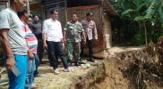 Kanit Binmas Polsek Banda Alam Dampingi Camat Cek Rumah Warga Yang Terdampak Erosi Pasca Banjir