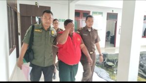 Kades suhardi saat di giring ke lapas tebing tinggi