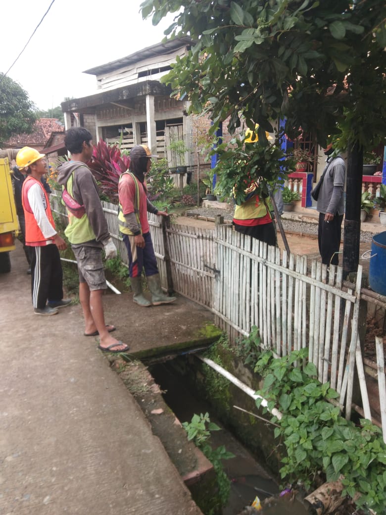 Halaman depan rumah warga desa Gaung Telang Kecamatan Belida Darat Kabupaten Muara Enim rusak karena galian pemasangan instalasi kabel optik yang ditanam dalam tanah.