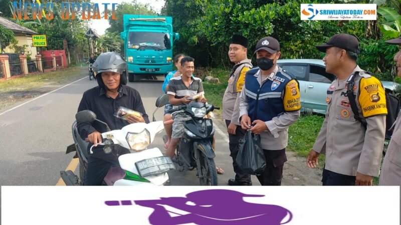 Dokumentasi kegiatan personil Polsek Tanjung Agung melaksanakan giat BARAKALLAH. Memberikan takjil kepada masyarakat desa Tanjung Agung Kecamatan Tanjung Agung Kabupaten Muara Enim. Sabtu 25 Maret 2023.