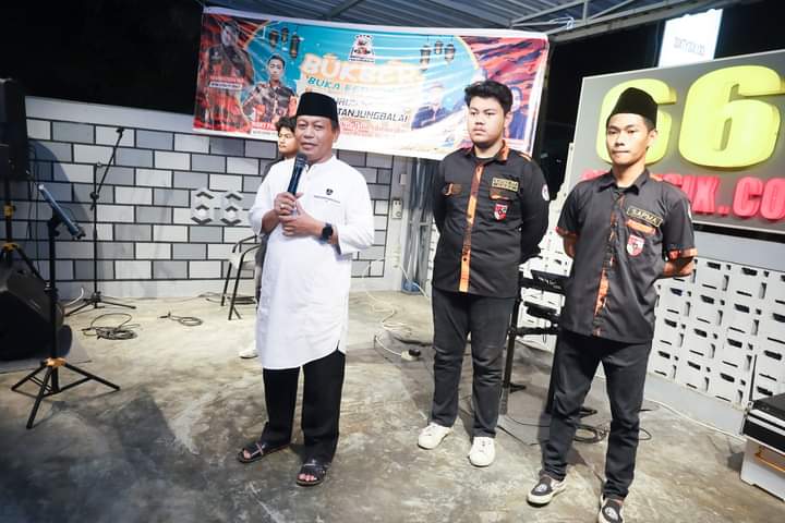 Ket foto : walikota Tanjungbalai Waris tholib saat memberi kata sambutan saat mrnghadiri acara silaturahim bersama Sapma PP