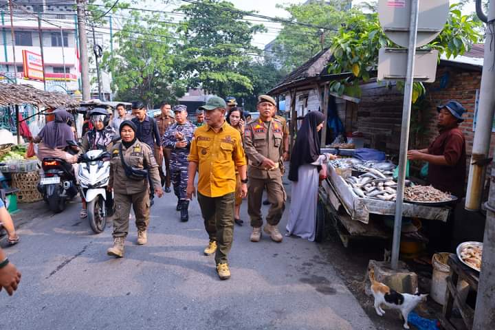 Ket foto : Walikota Tanjungbalai Waris tholib (paling depan) sidak pasar menjelang idul fitri 1444 H