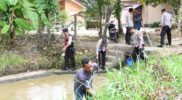 Peduli Lingkungan, Polres Aceh Timur Bersihkan Tumpukan Sampah Irigasi