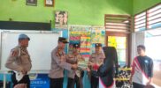 Wujud Peduli Literasi, Polsek Mapsu Serahkan Puluhan Buku Bacaan ke SDN No.138 Inpres Mangngulabe