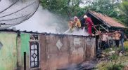 Diduga Konsleting Listrik Satu Rumah di Suka Manis Dilalap Si jago Merah