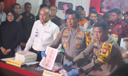 Kapolda Sulsel Pimpin Konferensi Pers Pengungkapan Kasus Pembuatan dan Peredaran Uang Palsu di Polres Gowa