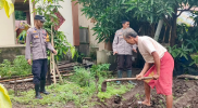 Dukung Swasembada Pangan, Bhabinkamtibmas Kelurahan Mangadu Dampingi Warga Buat Bedengan Tanaman Bergizi