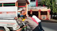 Wakapolres Takalar Bantu Warga Dorong Mobil Mogok di Depan Pos Pengamanan Operasi Lilin