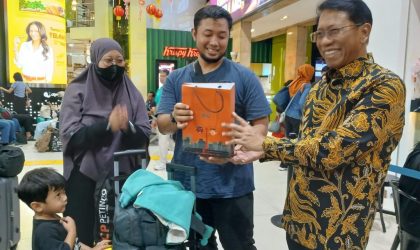 Dirut KAI Sapa Pelanggan dan Sampaikan Permohonan Maaf atas Keterlambatan KA Akibat Banjir di Grobogan