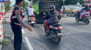 Personel Sat Samapta Polres Takalar Laksanakan Pengaturan Lalu Lintas Pagi di Jalan Utama