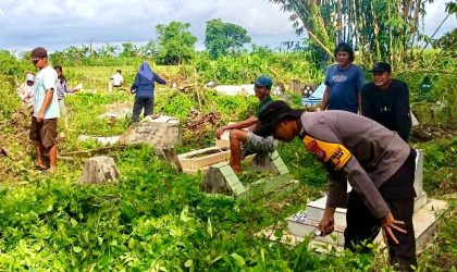 Sinergitas TNI-Polri dan Warga Takalar Gelar Kerja Bakti Bersihkan Makam Jelang Ramadhan