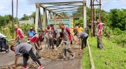 Kasat Binmas Polres Takalar Turun Langsung Perbaiki Jalan Berlubang di Jembatan Tala