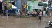 Kapolsek Bekasi Barat AKP Anton Sujarwo,SH., Memimpin Langsung Pengecekan Daerah Rawan Banjir Dan Genangan Air