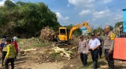 Bhabinkamtibmas Kelurahan Bantar Gebang Pantau Pembersihan Puing Banjir di Jembatan Villa Nusa Indah