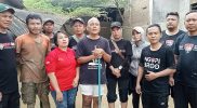 Komunitas Ngopi Broo Bersama AWIBB ( Aliansi Wartawan Indonesia Bangkit Bersama) Gotong Royong Bersihkan Sisa Lumpur Akibat Banjir di Teluk Pucung Bekasi