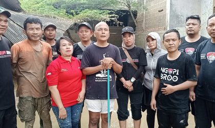 Komunitas Ngopi Broo Bersama AWIBB ( Aliansi Wartawan Indonesia Bangkit Bersama) Gotong Royong Bersihkan Sisa Lumpur Akibat Banjir di Teluk Pucung Bekasi