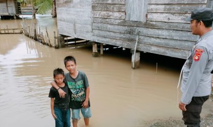 Banjir Landa 11 Desa di Tanah Abang PALI, Kapolsek IPTU Arzuan dan Kapolres AKBP Khairu Nasrudin, Warga Diminta Waspada