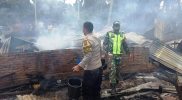 Bhabinkamtibmas Polsek Peudawa Bersama Babinsa Koramil 16/PDW Berjibaku Bantu Padamkan Kebakaran Rumah di Buket Kuta