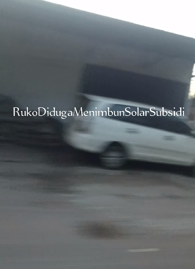 Diduga ruko tempat penimbunan BBM subsidi jenis solar di pinggir jalan lintas aman dan bebas ??