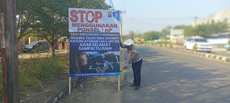 Ops Patuh Krakatau 2025 : Polisi Himbau Pengendara Pakai Helm SNI Lewat Banner