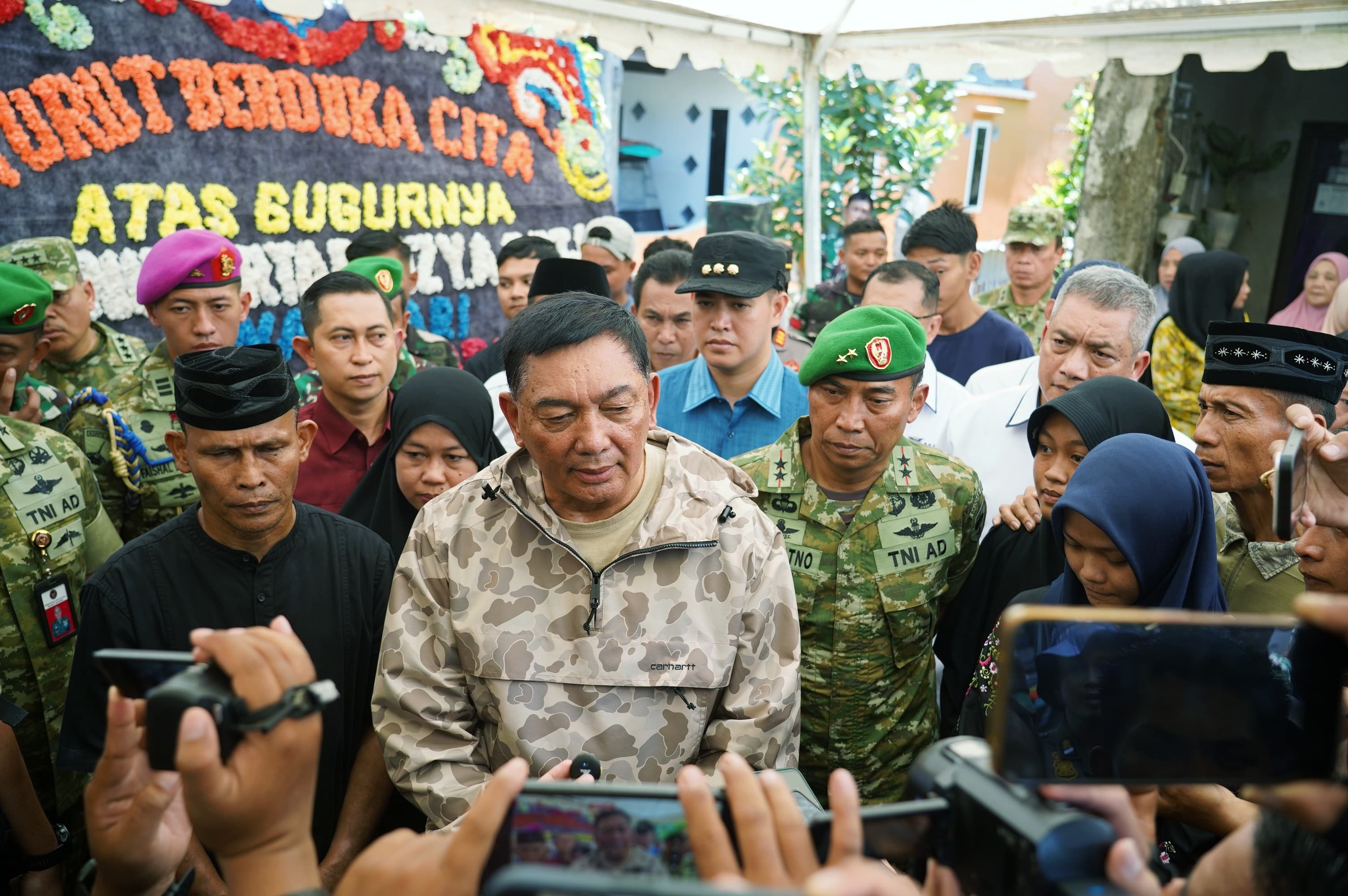 Bentuk Kepedulian Negara, Menhan RI bersama Pangdam XIV/Hsn Kunjungi Keluarga Lettu (Anumerta) Fauzi Ahmad Zulkarnaen