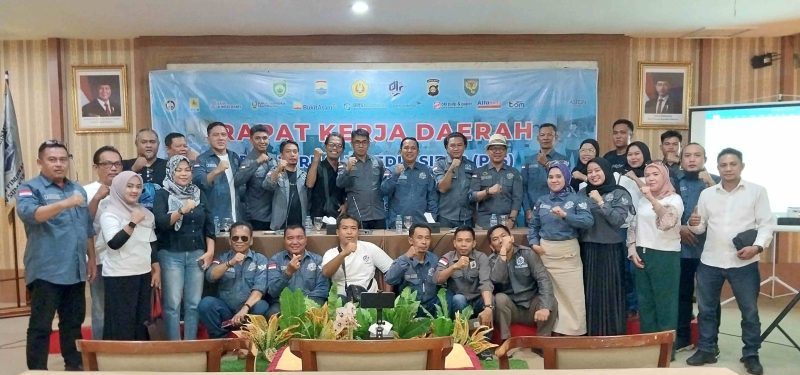 Peserta Rakerda DPD PJS Sumsel foto bersama setelah kegiatan. (foto : *nama media/nama wartawan*)